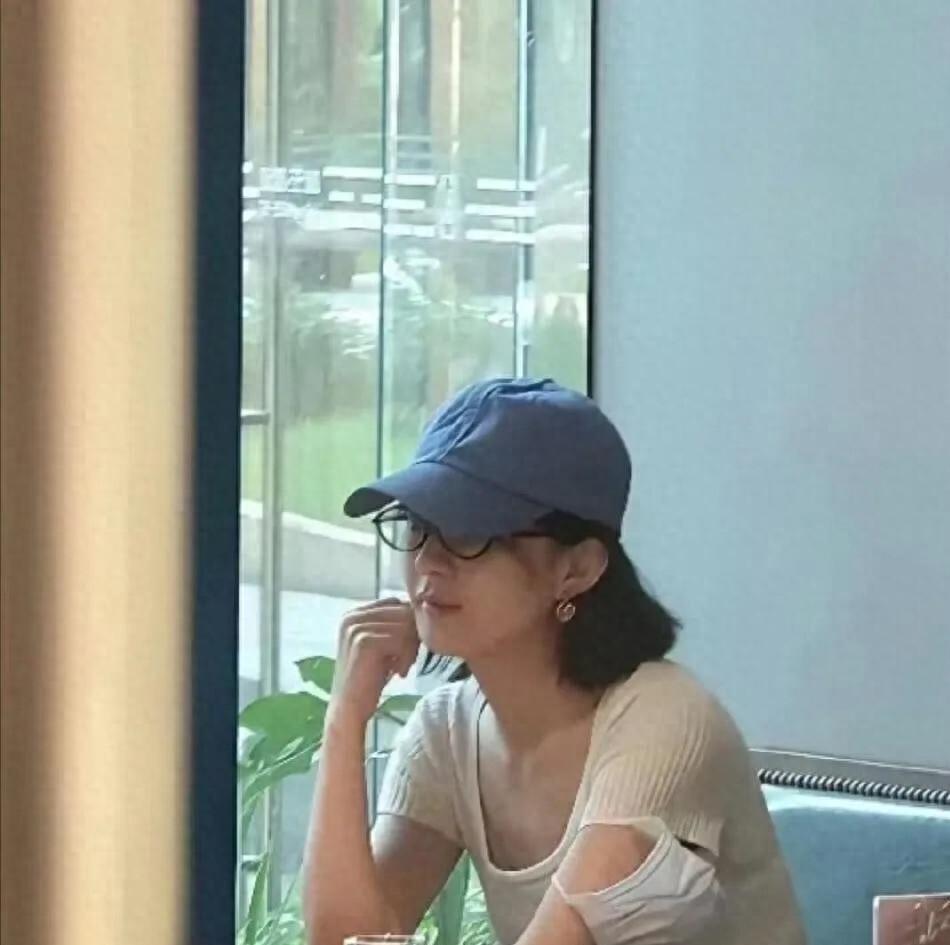开云体育下载官网-赵丽颖在上海某高档餐厅被偶遇，瘦是真的瘦，素颜依然很美